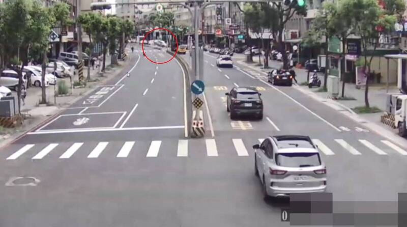 三峽死亡車禍監視器畫面曝光　老翁直衝撞分隔島才被迫停下