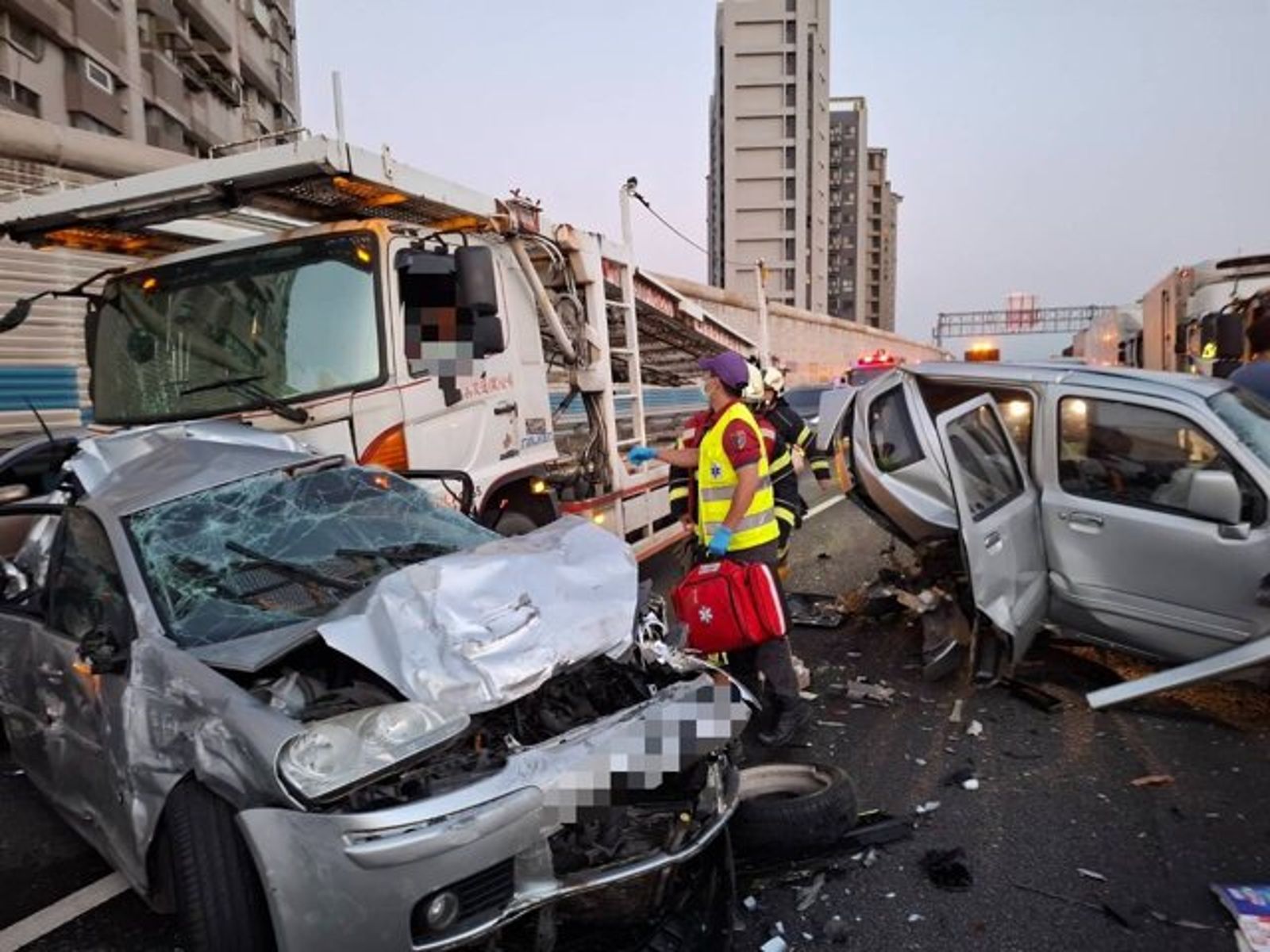 國二10車連環撞!大貨車一路猛推 7人送醫車流全癱