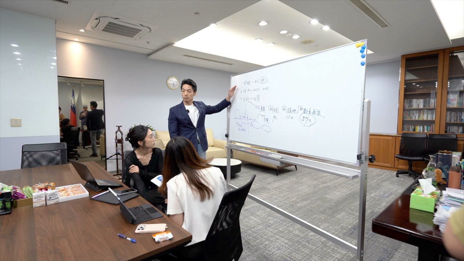蔣萬安進化了?上節目不只會問A答B「開場荒謬畫面」挨轟假掰 網酸:陪公子玩扮家家酒