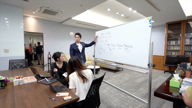 蔣萬安進化了？上節目不只會問A答B「開場荒謬畫面」挨轟假掰　網酸：陪公子玩扮家家酒