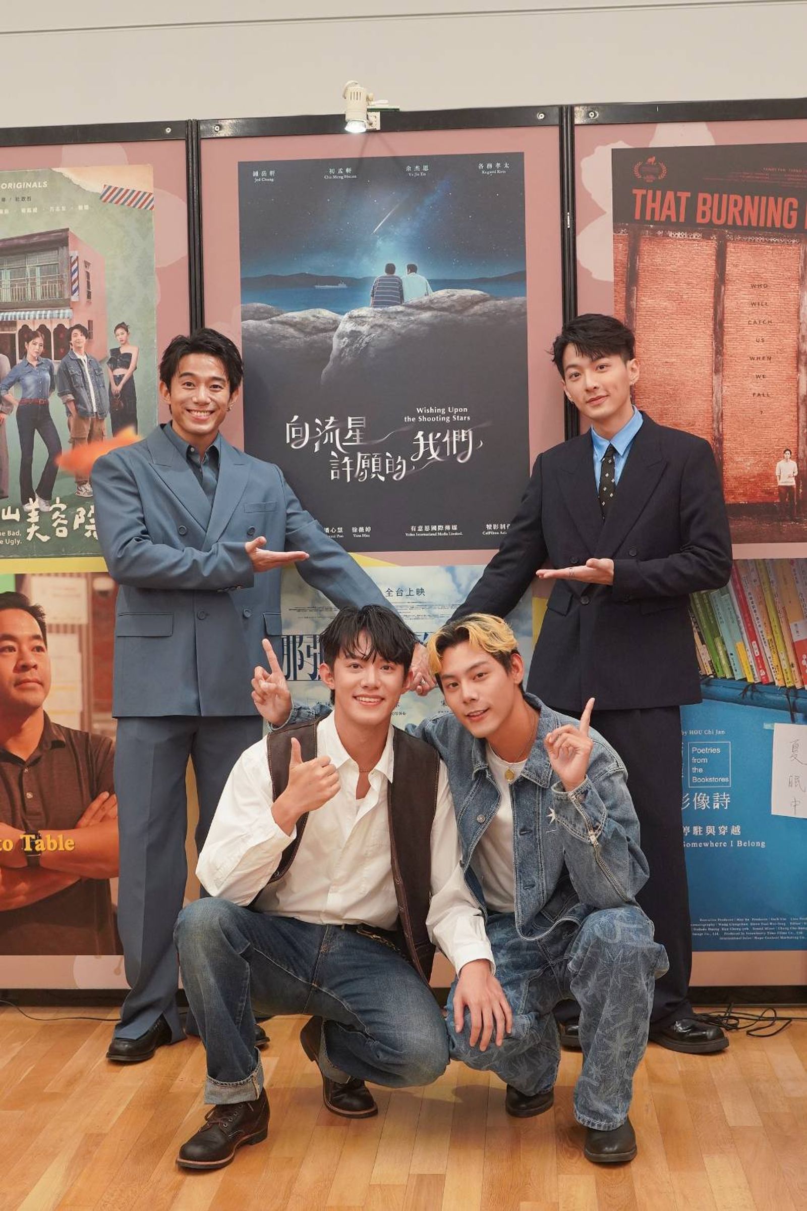 (上排左起)初孟軒、鍾岳軒,(下排左起)余杰恩、各務孝太在2025 TIFFCOM 現場台灣主視覺牆前開心合影。有意思國際傳媒提供