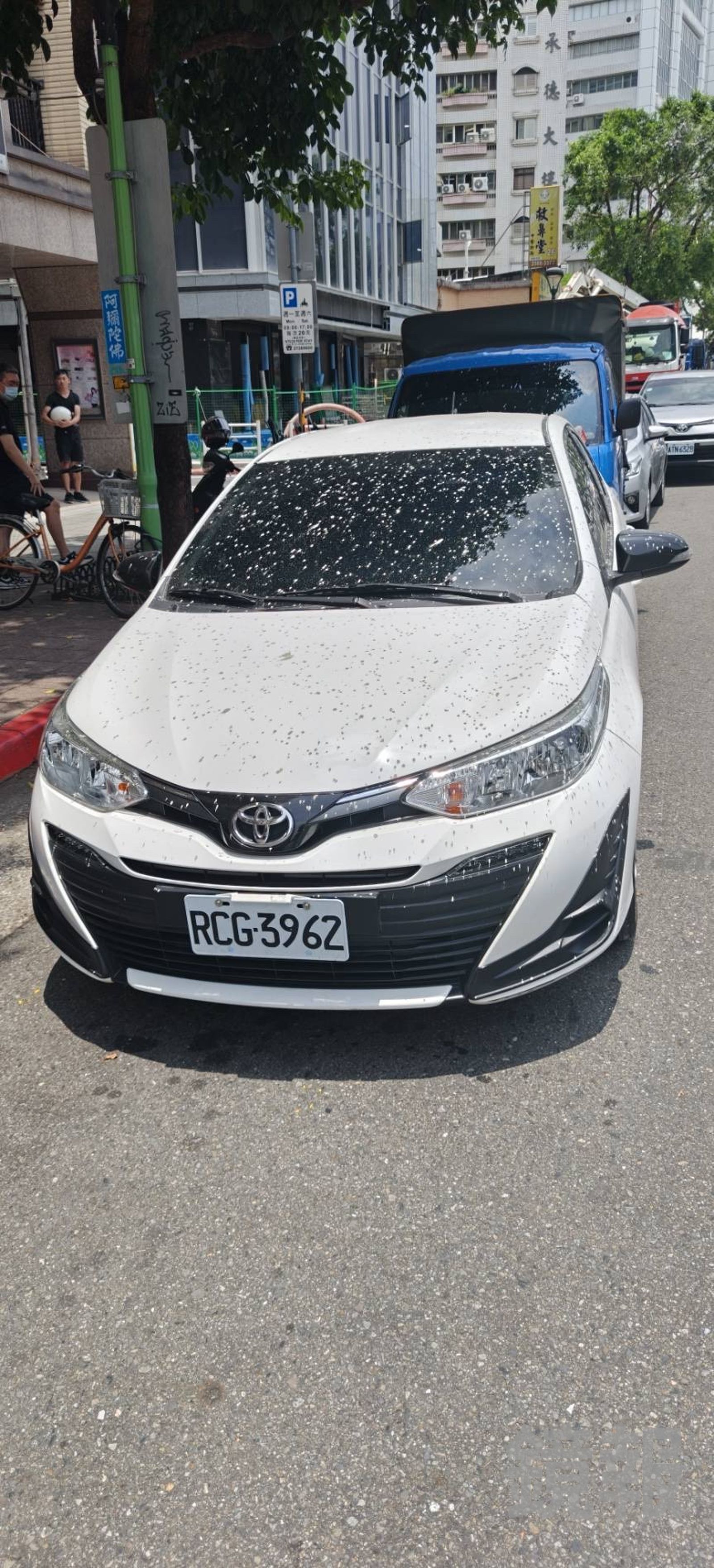 這起工安意外導致3輛汽車、4部機車毀損。民眾提供