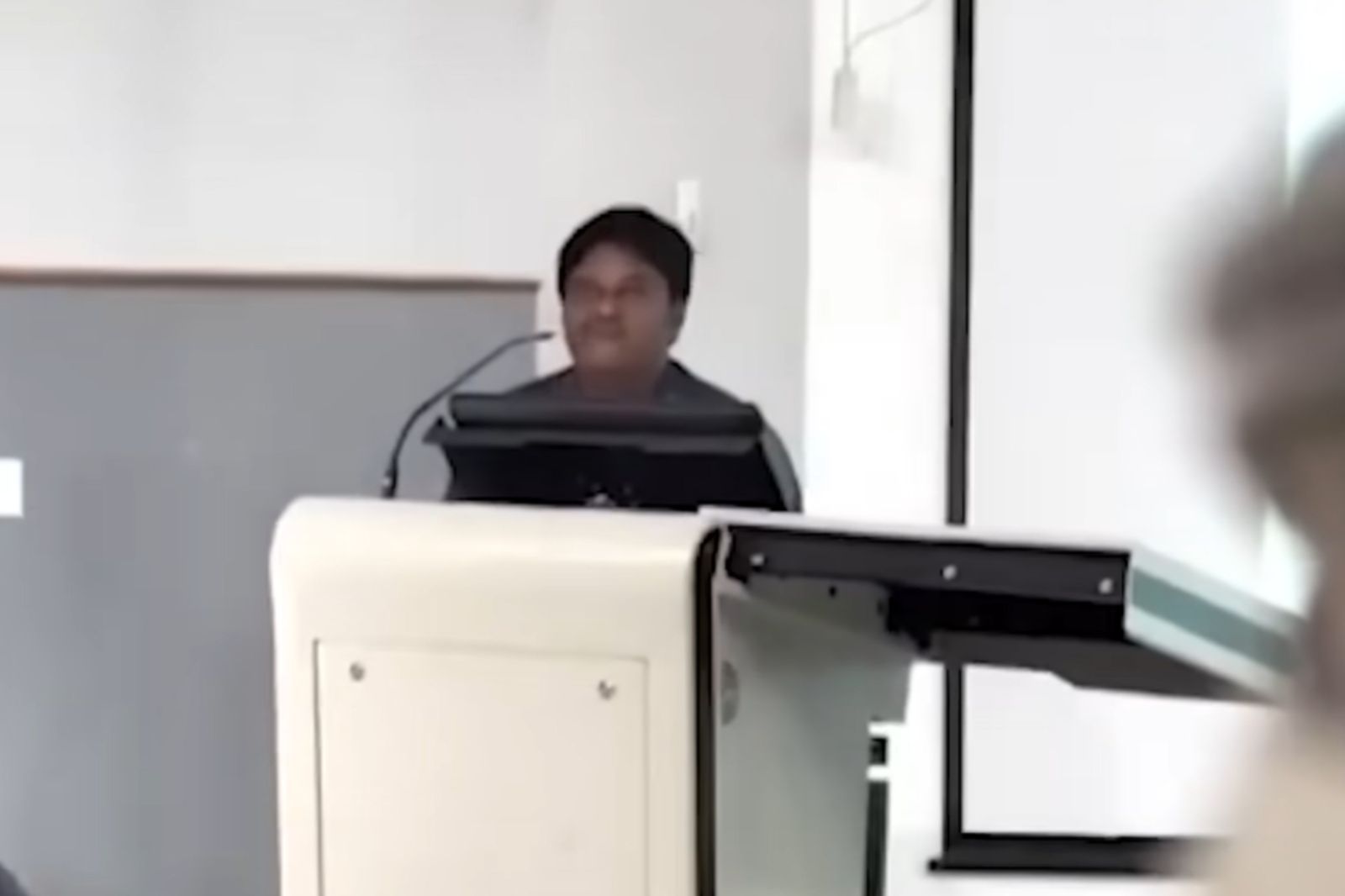 噁爆!50歲助教上課突告白「我愛妳」 19歲女大生嚇瘋 結局慘了