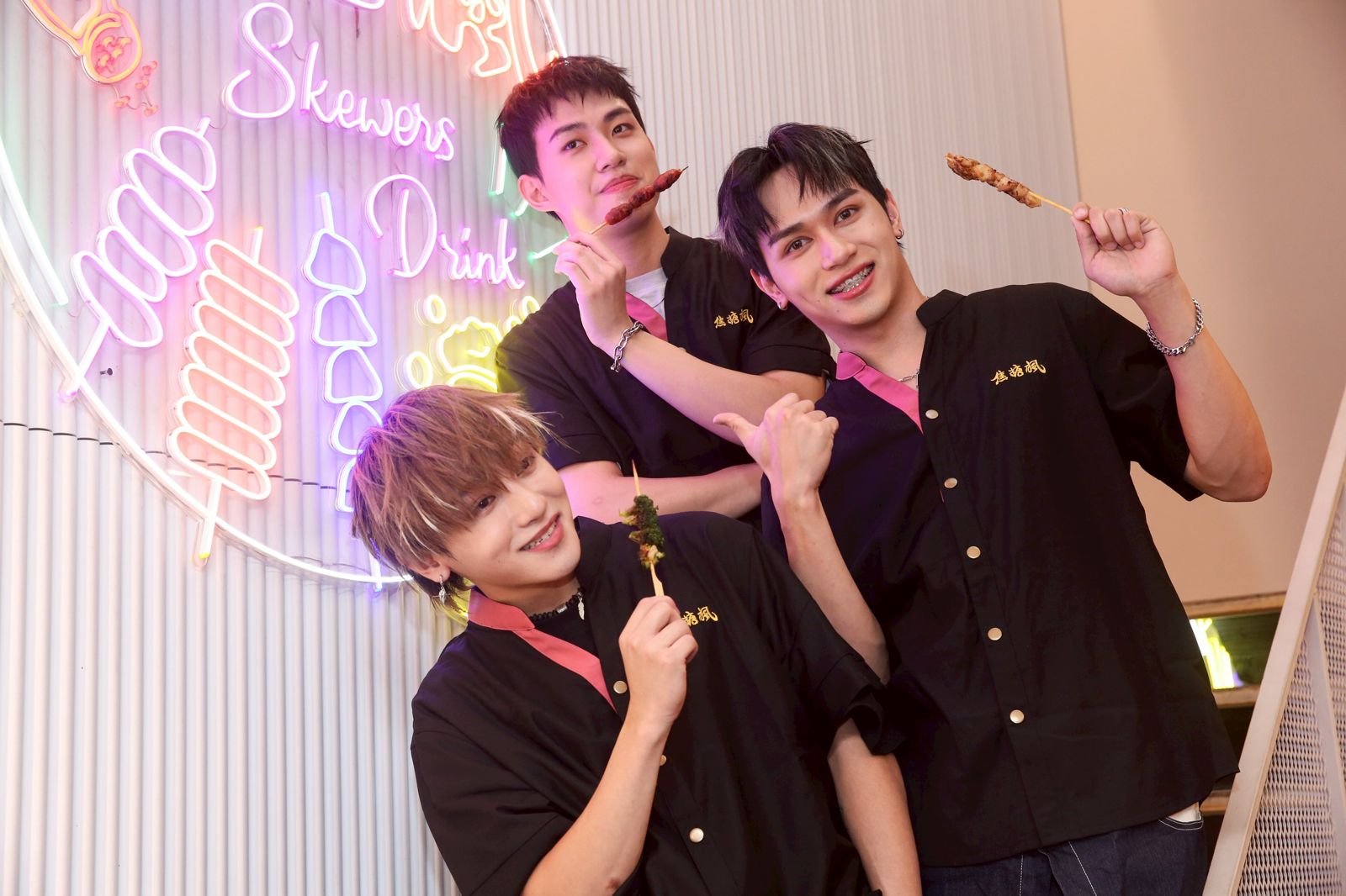 Saturnday小潘、水豐、峻瑋28日擔任串燒品牌一日店長。李鍾泉攝