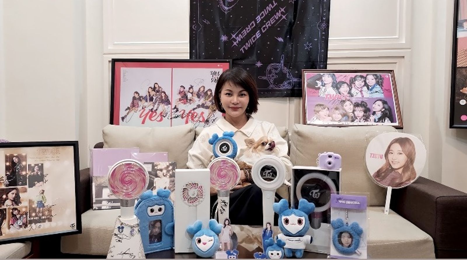 子瑜的媽媽黃燕玲搬出TWICE的應援周邊，分享女兒即將回台開唱的心聲。翻攝IG@topbeauty_lydia