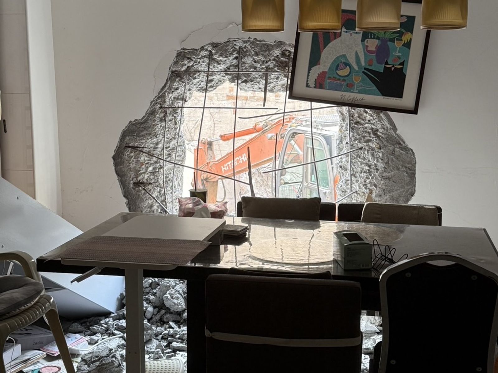 隔壁拆屋波及鄰居！怪手挖出大洞　屋主傻眼怒轟太離譜