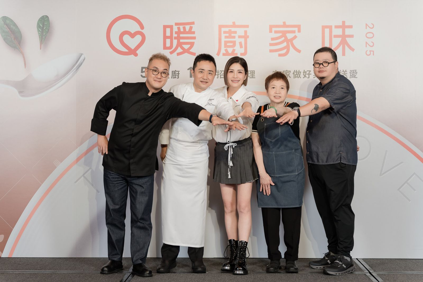 李信男（右起）、林麗珠、鄔海明、萩本郡大為蔣雅淇（中）第二季《暖廚家味》的嘉賓。暖廚家味提供