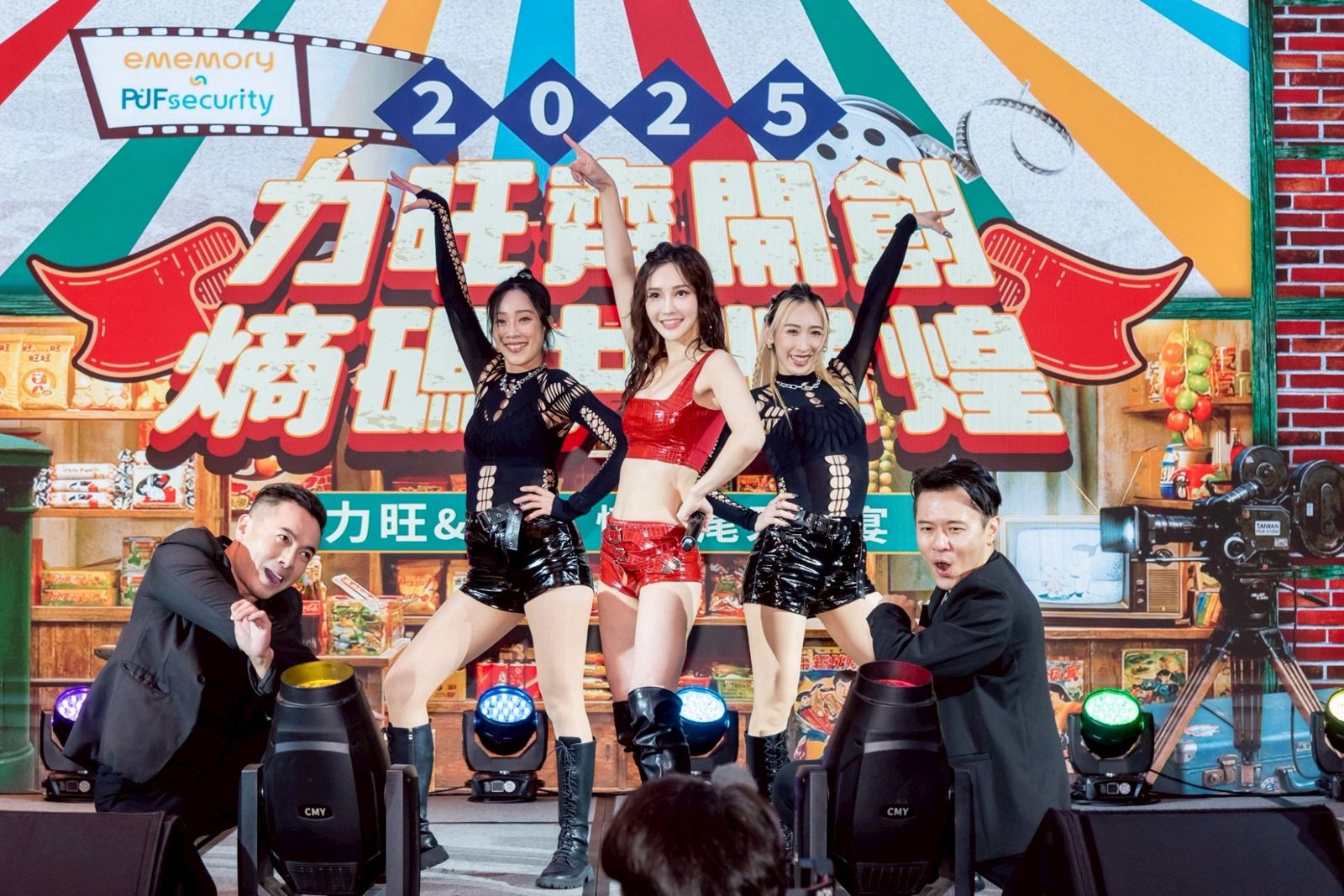 徐千京賣力演出尾牙表演。民視提供