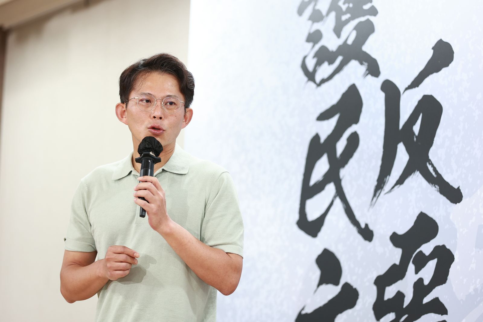 小草「命債命還」血照恐嚇檢察官遭羈押　黃國昌：我被設靈堂時北檢在睡？