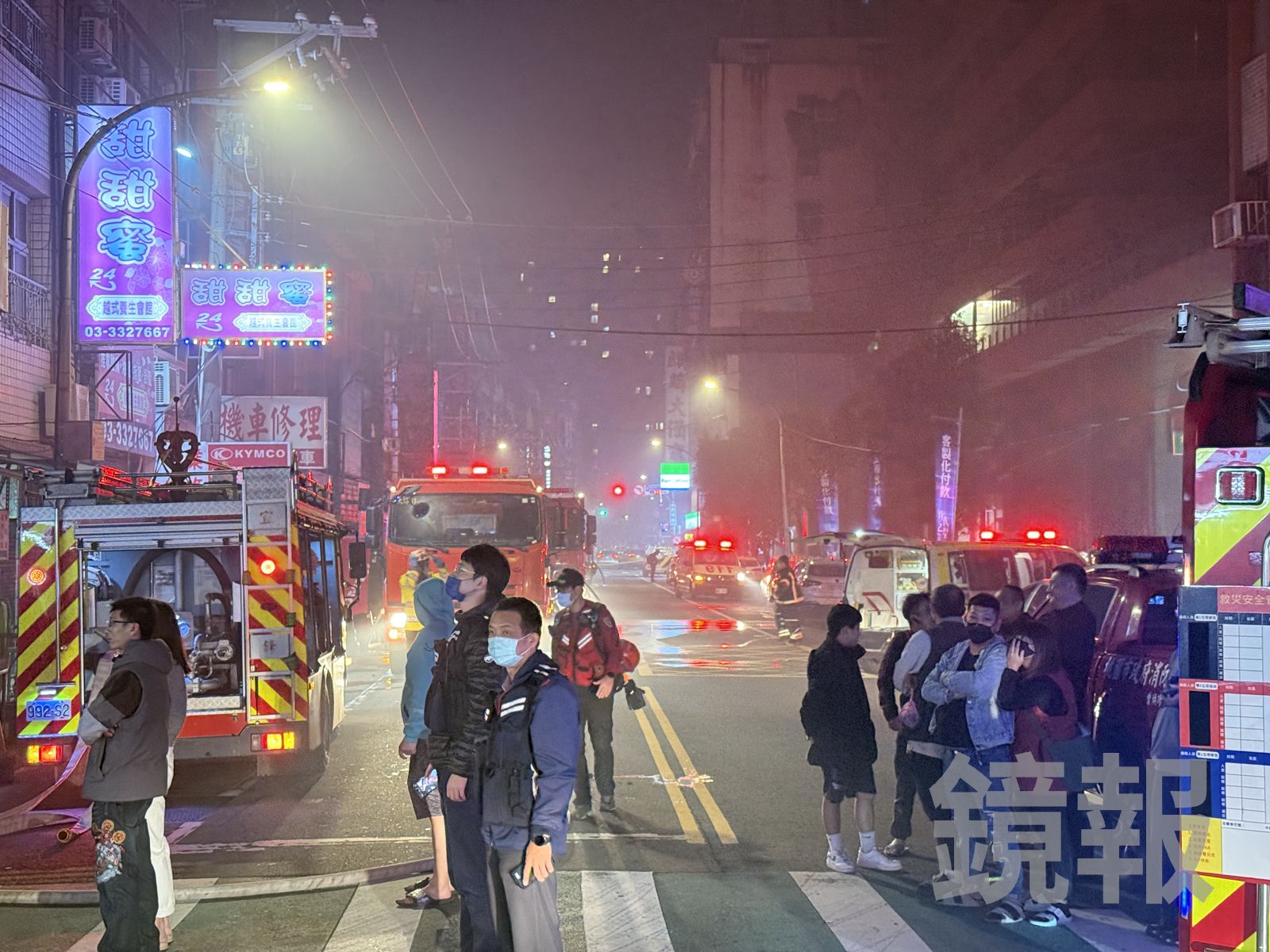 煙幕瀰漫整條深夜街道。呂健豪攝