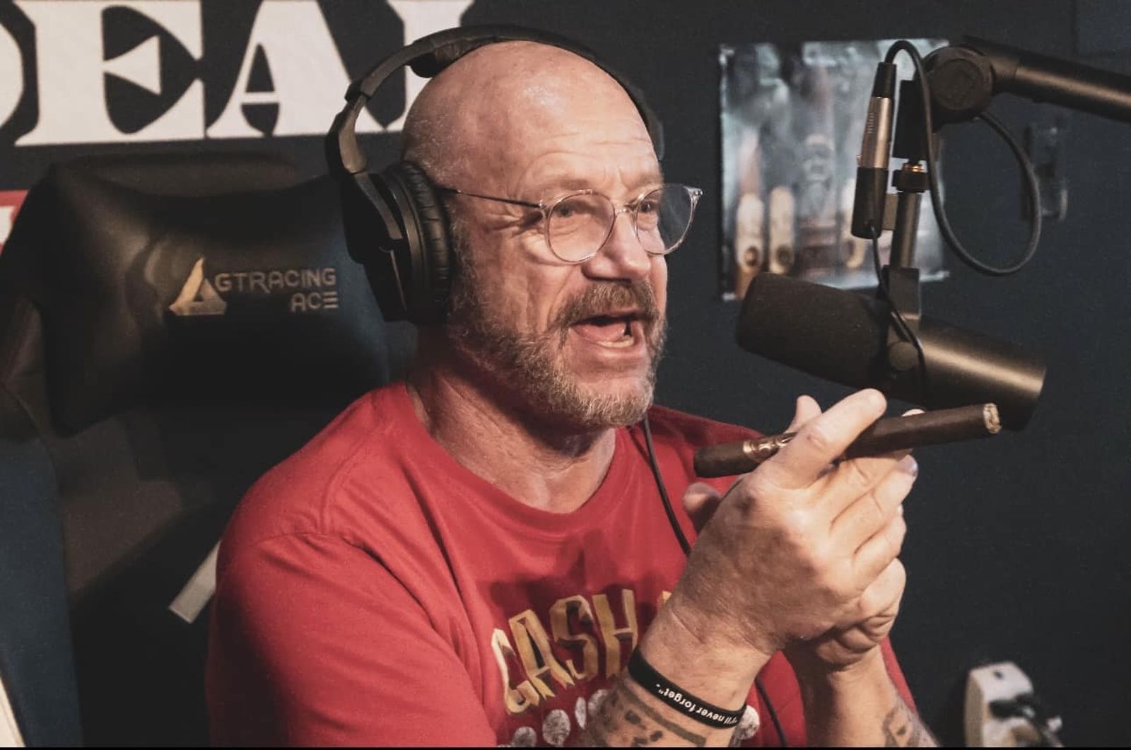 現場留手套、掉后冠!珠寶大盜嗆羅浮宮竊賊「業餘的白癡」…揭勁爆走私法:塞肛門帶出國