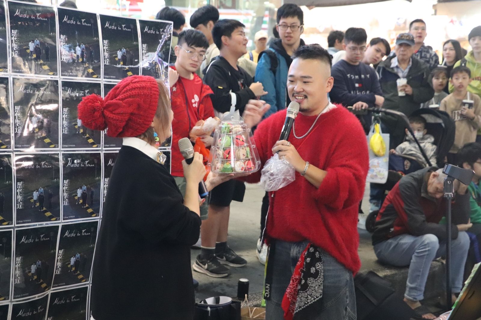 吳亦帆現身西門町街頭。台北海大提供