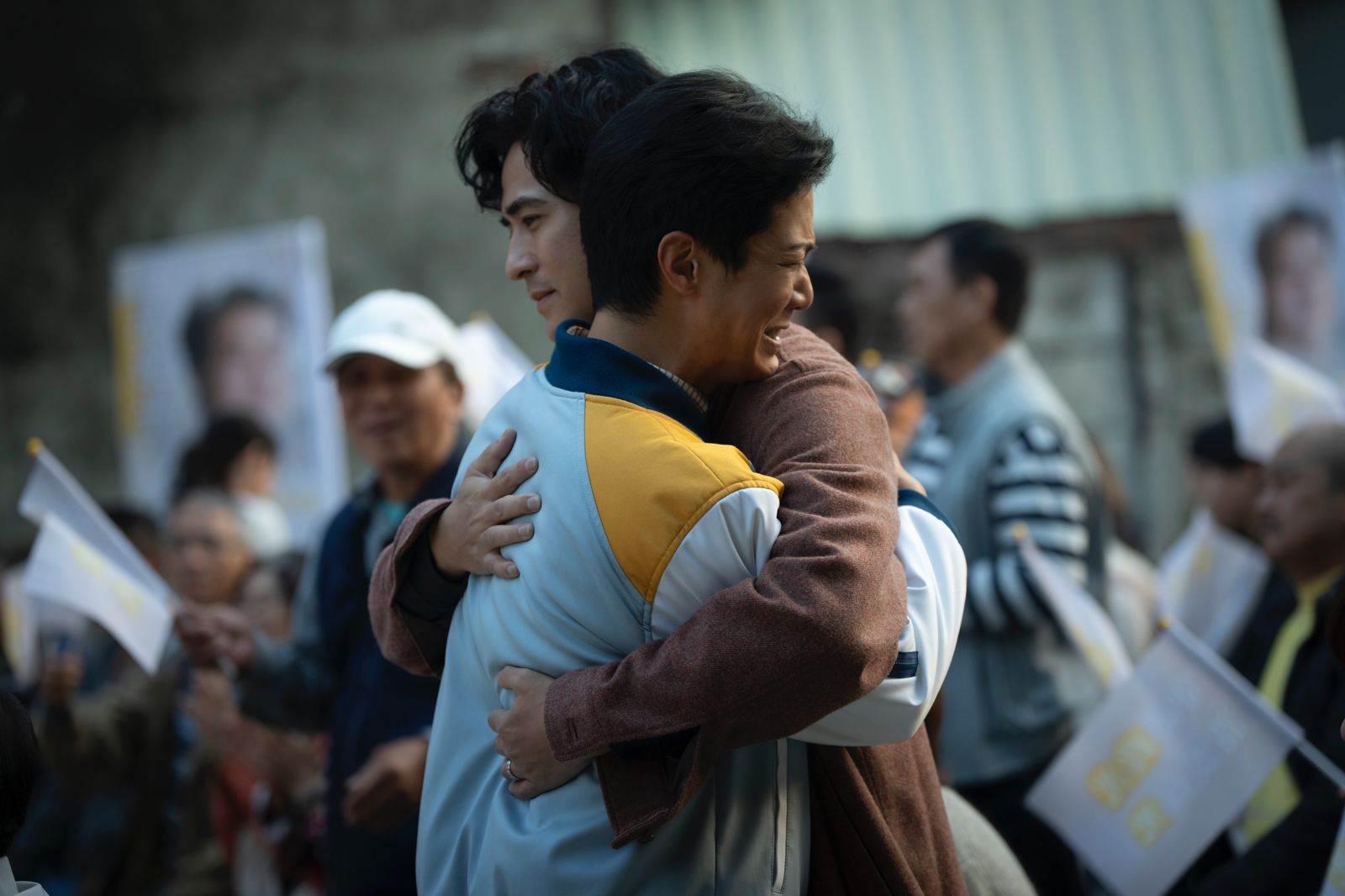 薛仕凌（右）和周渝民（左）飾演多年的好兄弟。CATCHPLAY+、公視、大慕可可提供