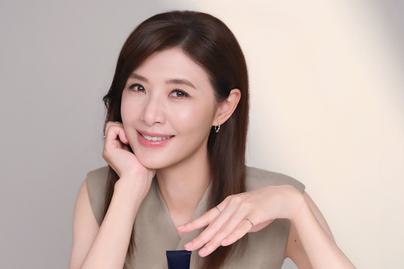 55歲「玉女掌門人」凍齡美貌震撼全網!每日驚人作息曝光 最愛與「教父老公」做這項運動