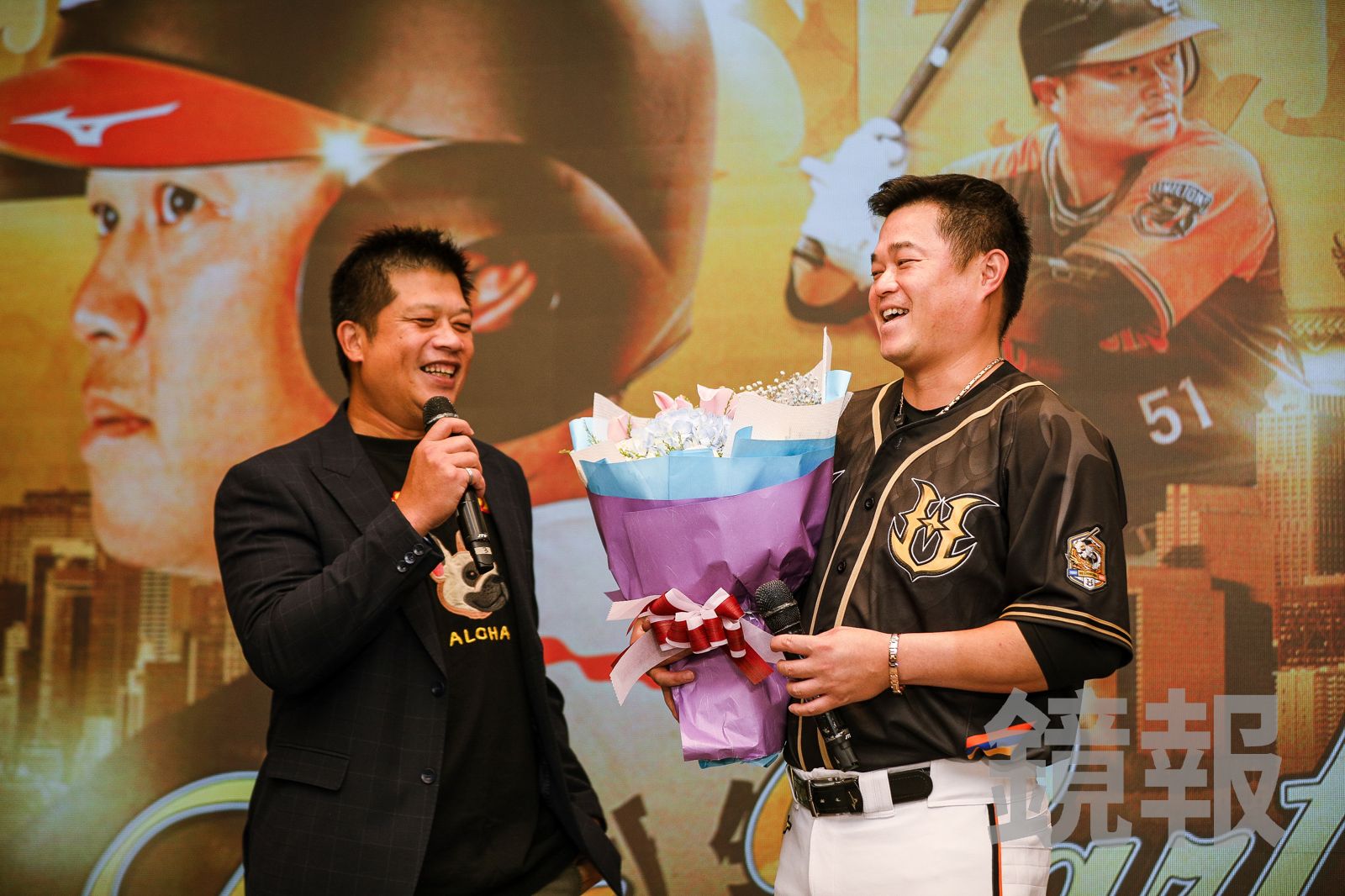 中職／胡金龍引退記者會　陳江和驚喜獻花笑稱：當年怕他被詐騙，現在接他回來