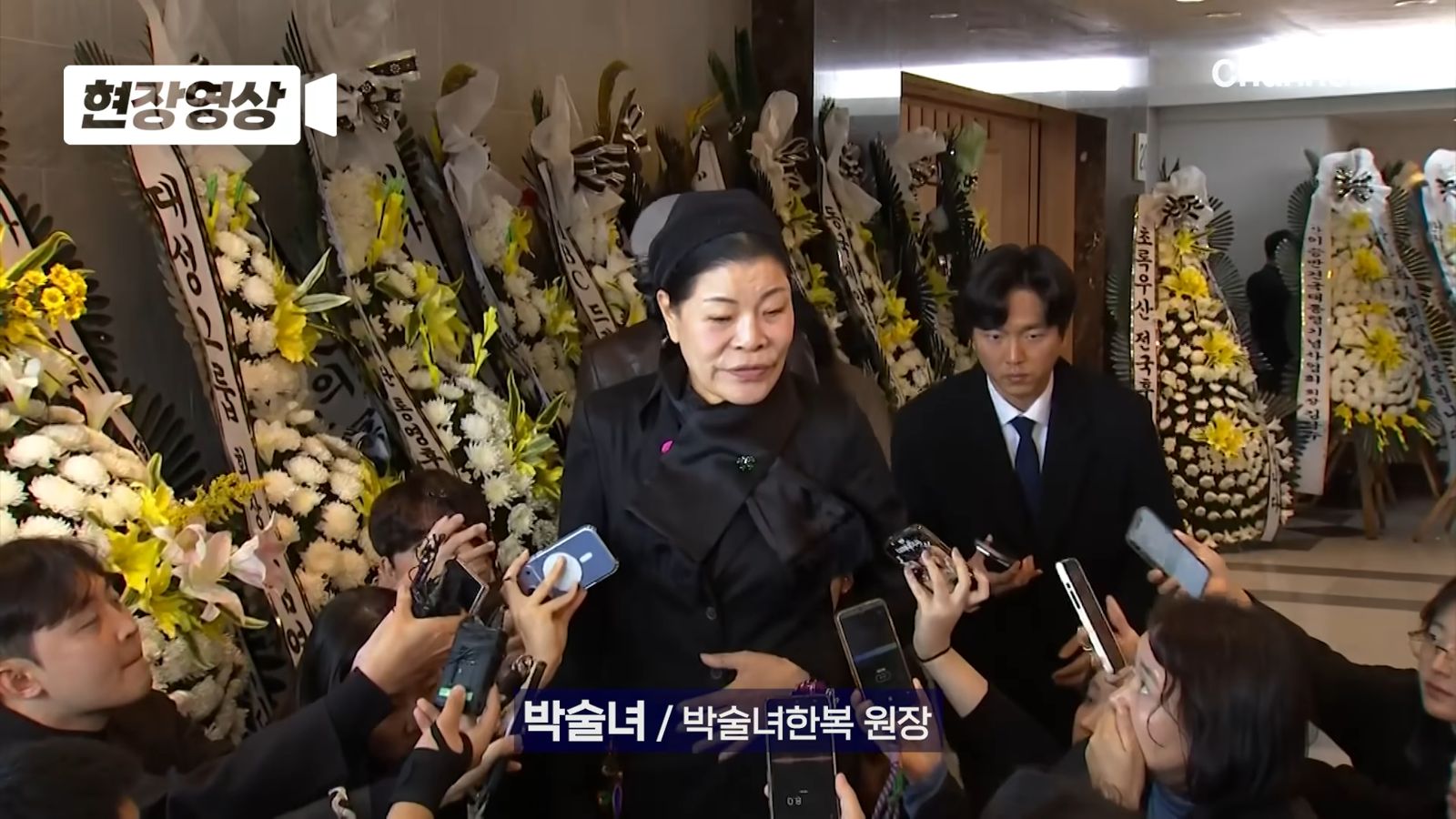 朴述女分享為崔佛岩訂製壽衣的始末,昨在靈堂外受訪。圖/翻攝自YT@channelA-news