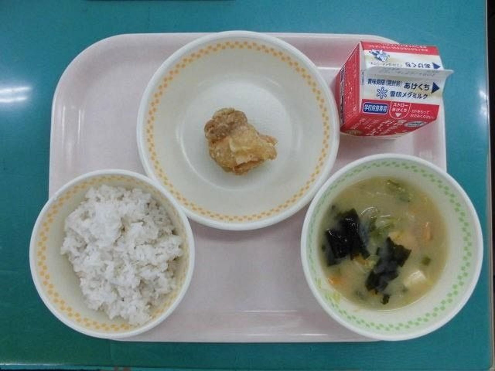 這裡小學營養午餐主食只有「1粒炸雞塊」　網友驚喊：監獄餐都比它豐富