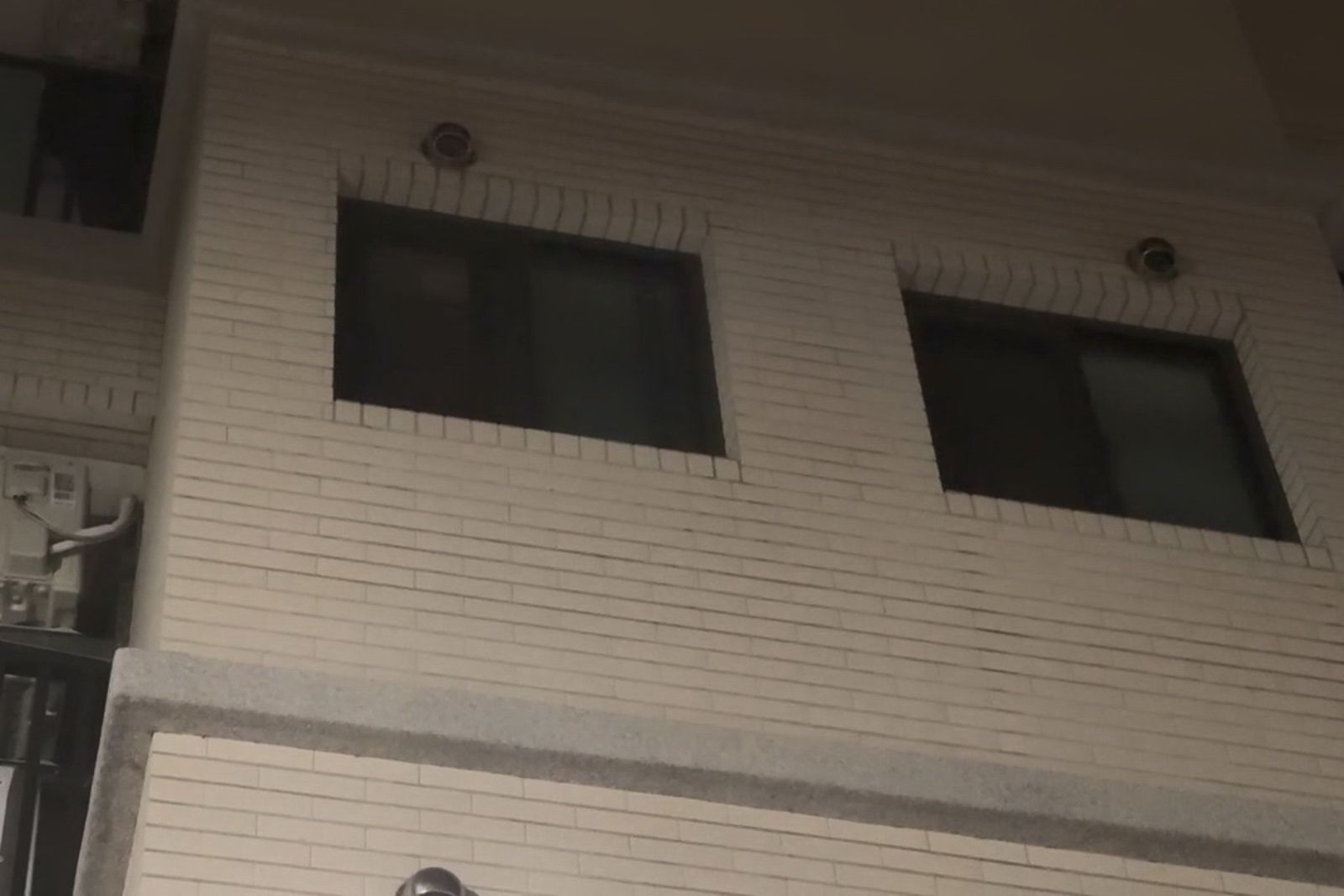 案發現場位於西區一棟屋齡極新的精緻套房。民眾提供