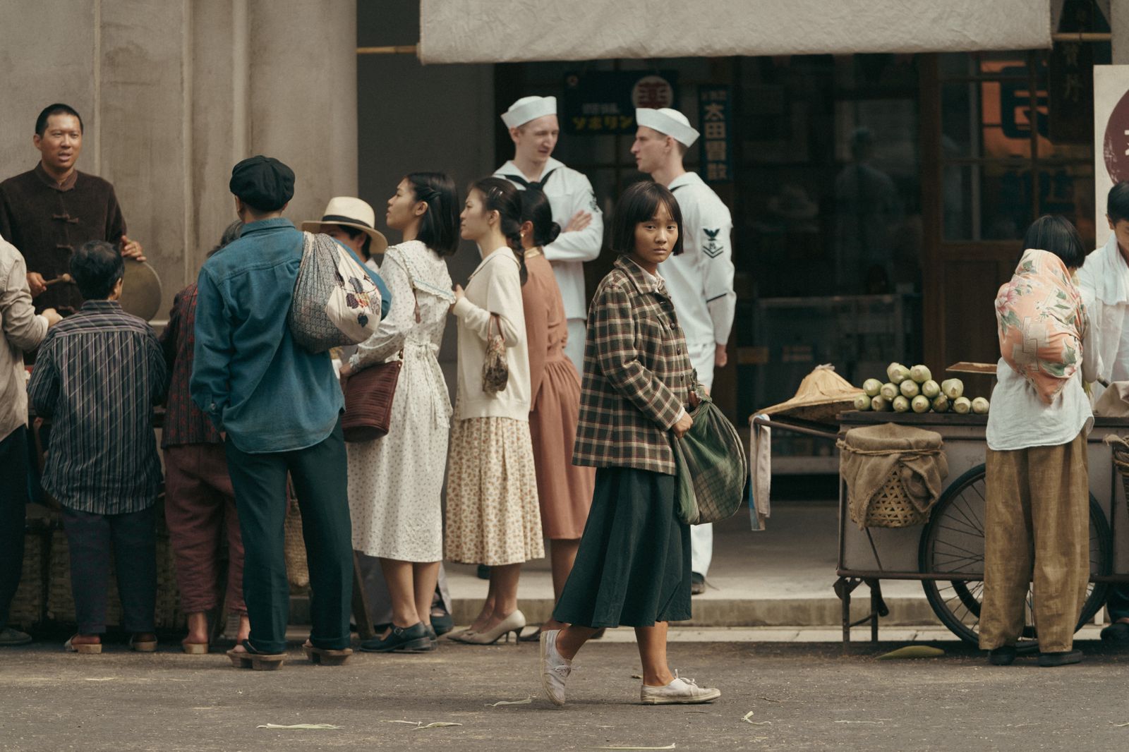 在電影《大濛》中,方郁婷化身民國40年代台灣鄉村少女「阿月」,展開一場尋找哥哥遺體的冒險旅程。華文創提供