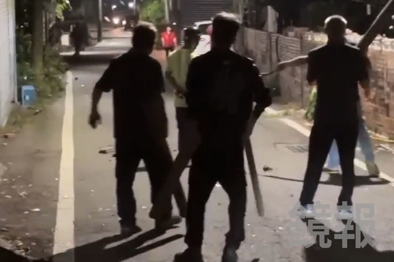 土地公頭牙福宴爆流血衝突，賴男酒後持刀刺傷3人，多位民眾上前阻攔制止。民眾提供