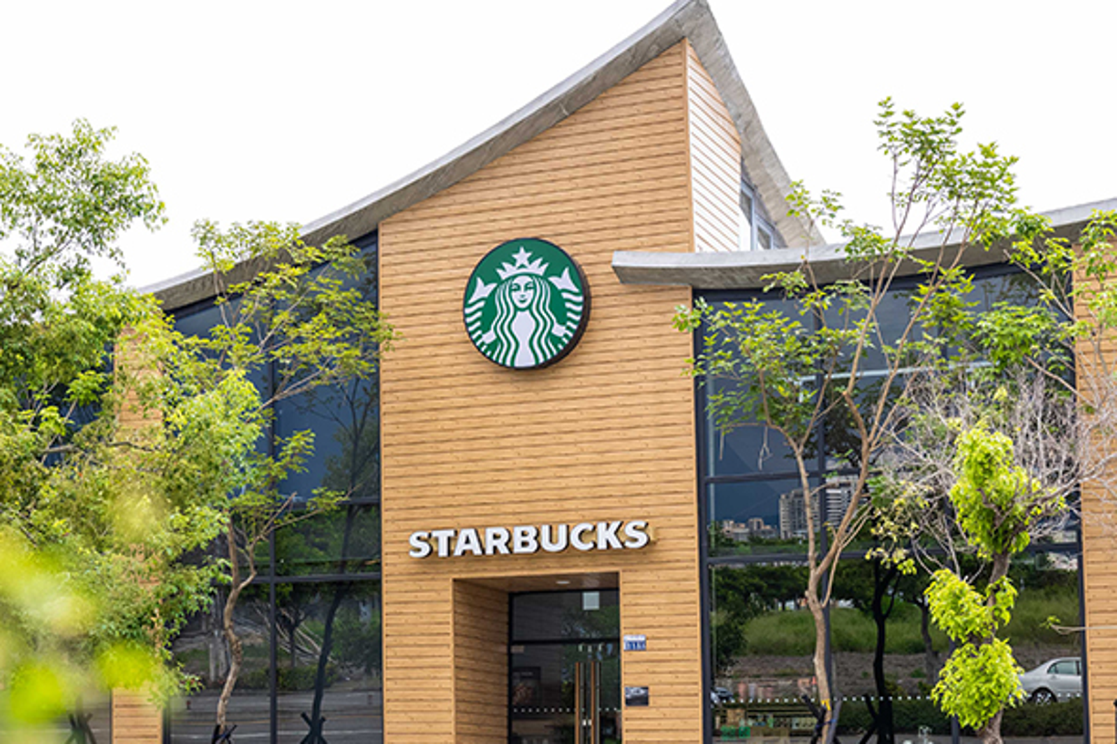 星巴克營收下滑　咖啡不再賺錢？宣布跨界時尚美妝產業
