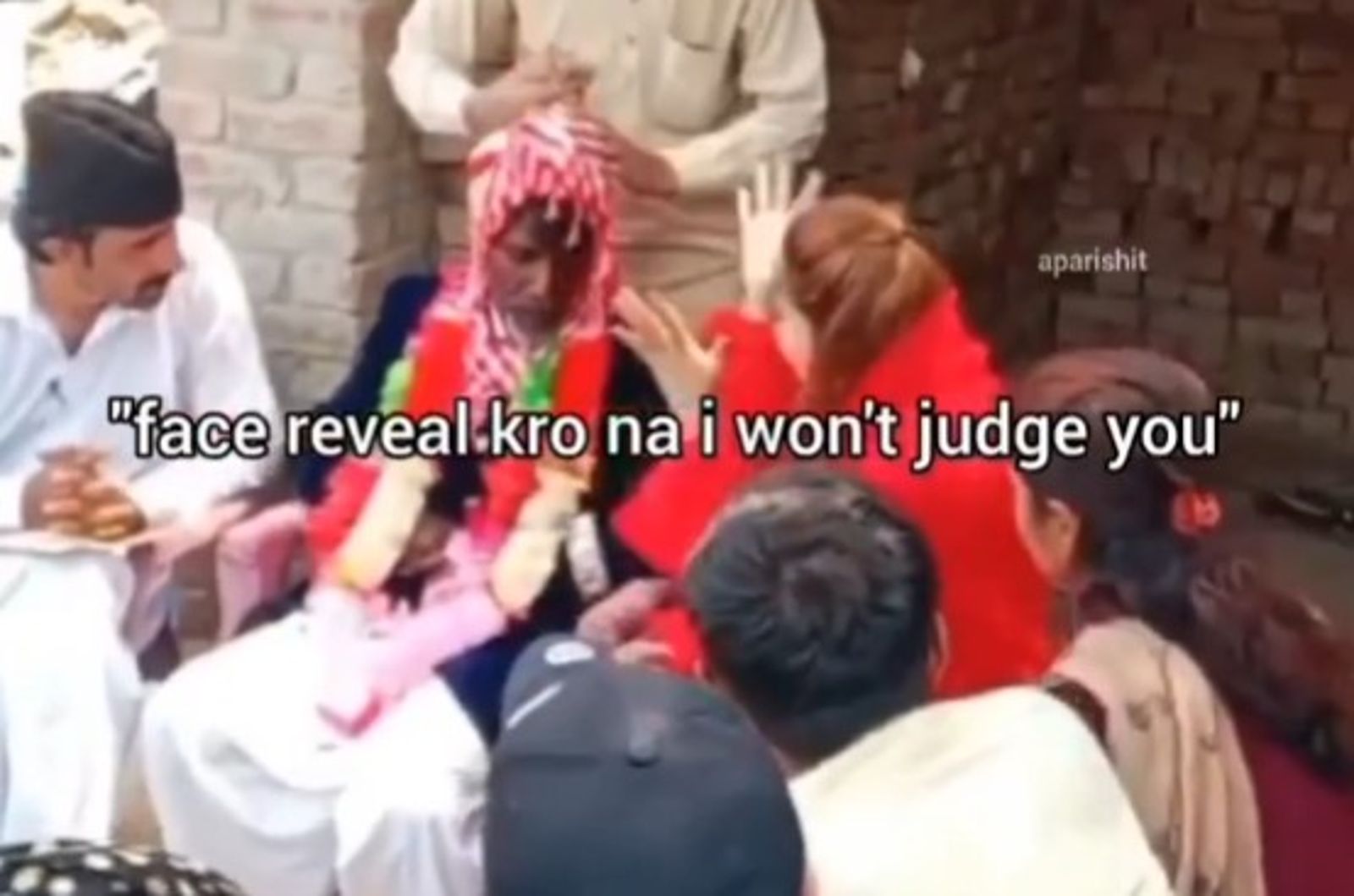 俏麗新娘掀起頭紗…驚見未婚夫「是大49歲老翁」當場嚇暈！離譜影片瘋傳