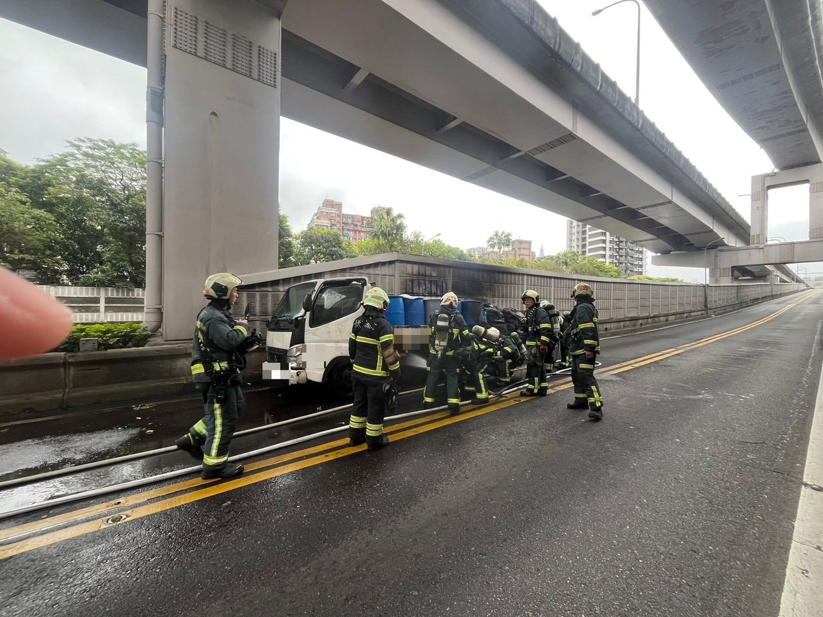 北市堤頂大道驚傳火燒廚餘車！消防迅速撲滅未釀十里飄「香」