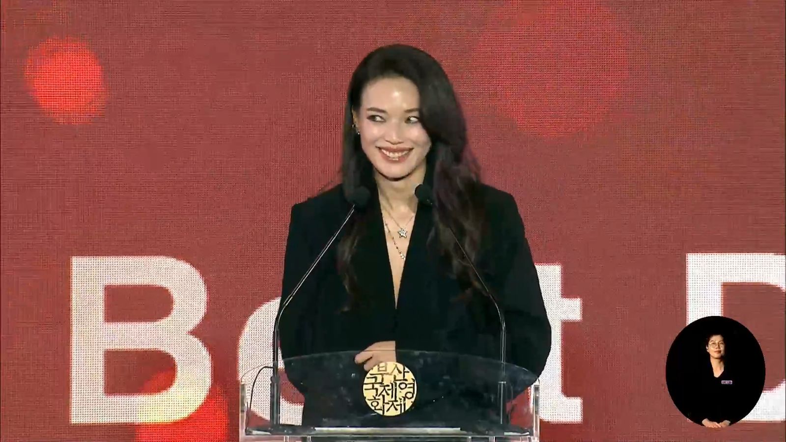 舒淇奪釜山最佳導演獎　謝馮德倫「娶了一個不常在家的女人」淚提侯孝賢