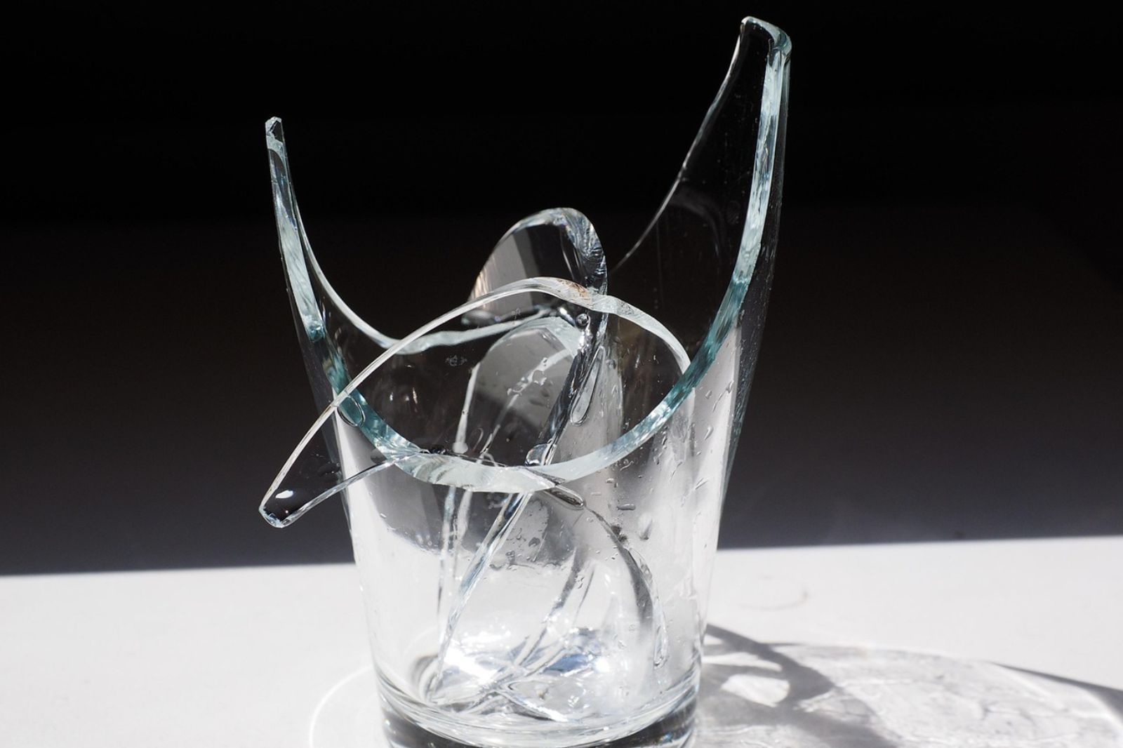 清潔隊員被割傷「血流如注」　環保局：玻璃、碎玻璃丟法不同！搞錯罰6000