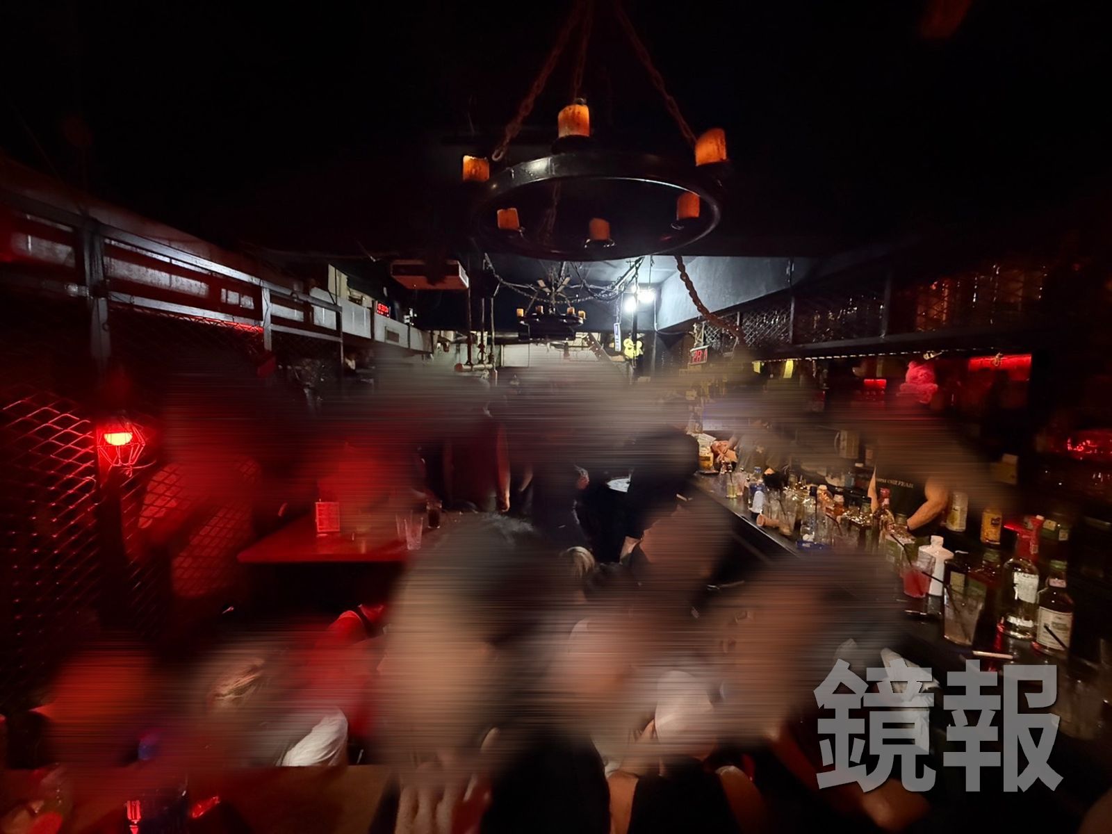 知名同志酒吧廁所多人「連結ing」 警臨檢遭男客嗆:「我是記者,來蒐證」