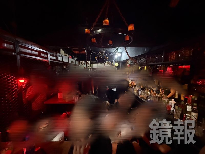 知名同志酒吧廁所多人「連結ing」　警臨檢遭男客嗆：「我是記者，來蒐證」