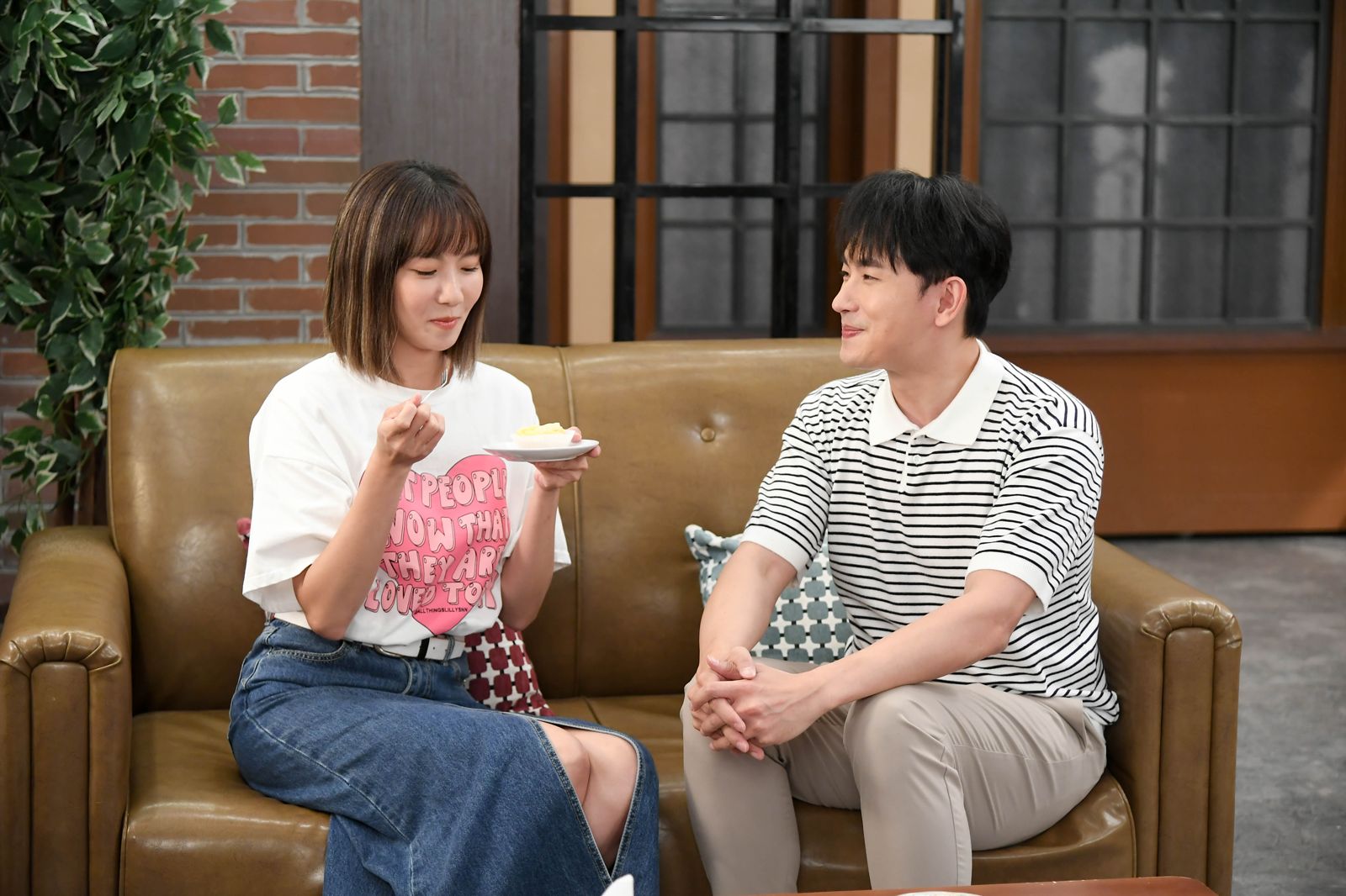 牙（左）恢復單身，日前還去求紅線，希望遇到好桃花。右為陳謙文。三立提供