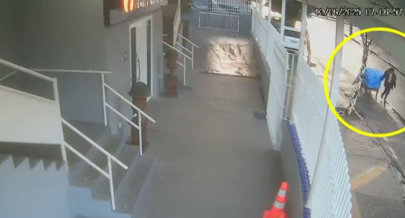 邱男推車離開住處的畫面全被監視器拍下。圖／翻攝自X