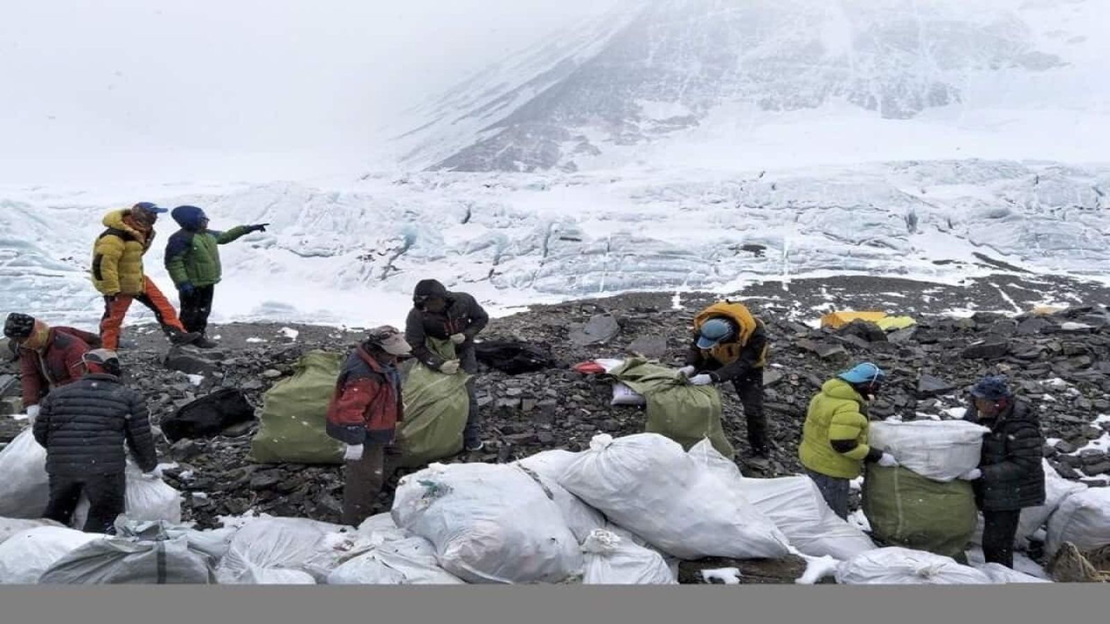 聖母峰變垃圾山　還有超過200具遺體！無人機取代雪巴人清運