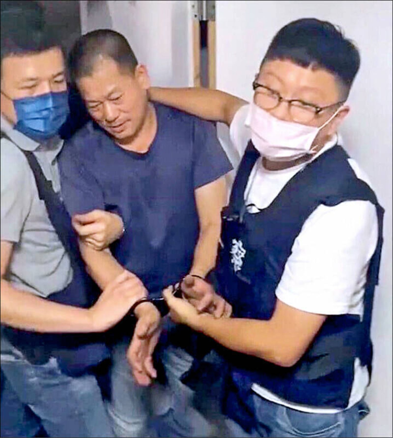 李鴻淵犯案後跑到台中養生會館躲了一晚，還刻意藏匿在頂樓天花板的夾層，但還是被警方循線緝獲，當場逮捕。資料照片