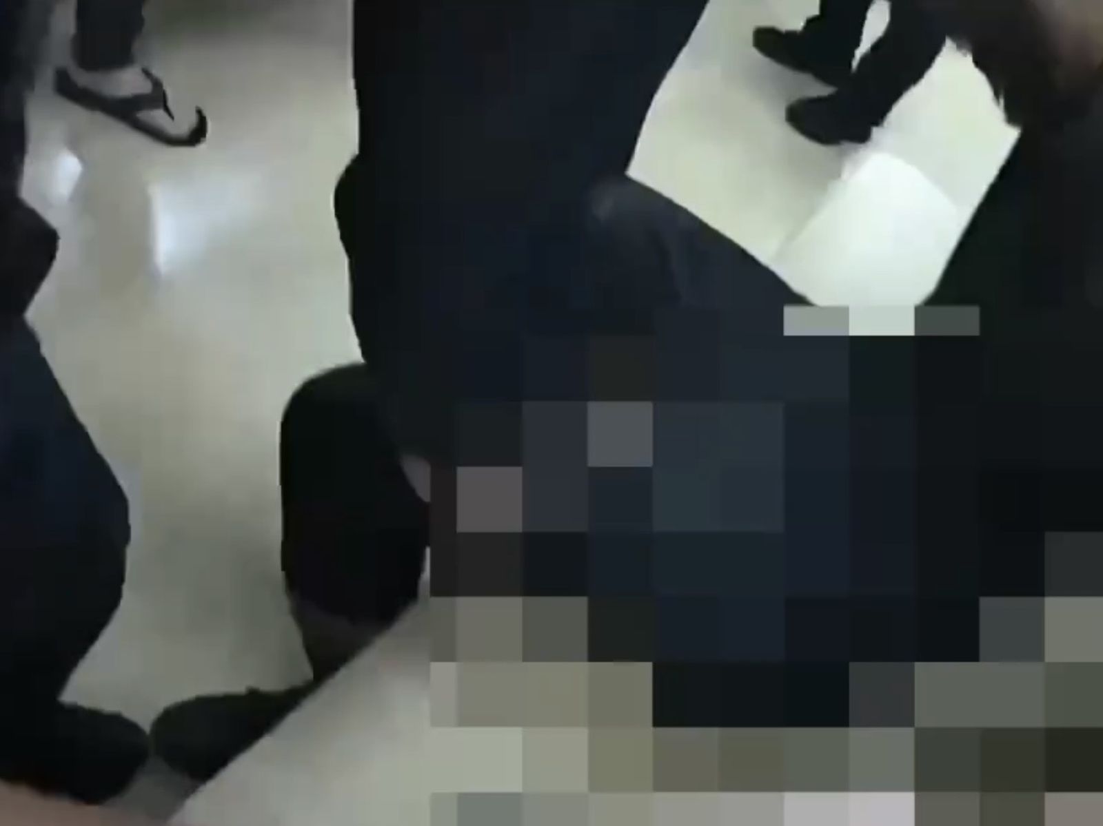 男情緒失控衝值班台動手毆警　嫌犯慘遭壓制畫面曝光