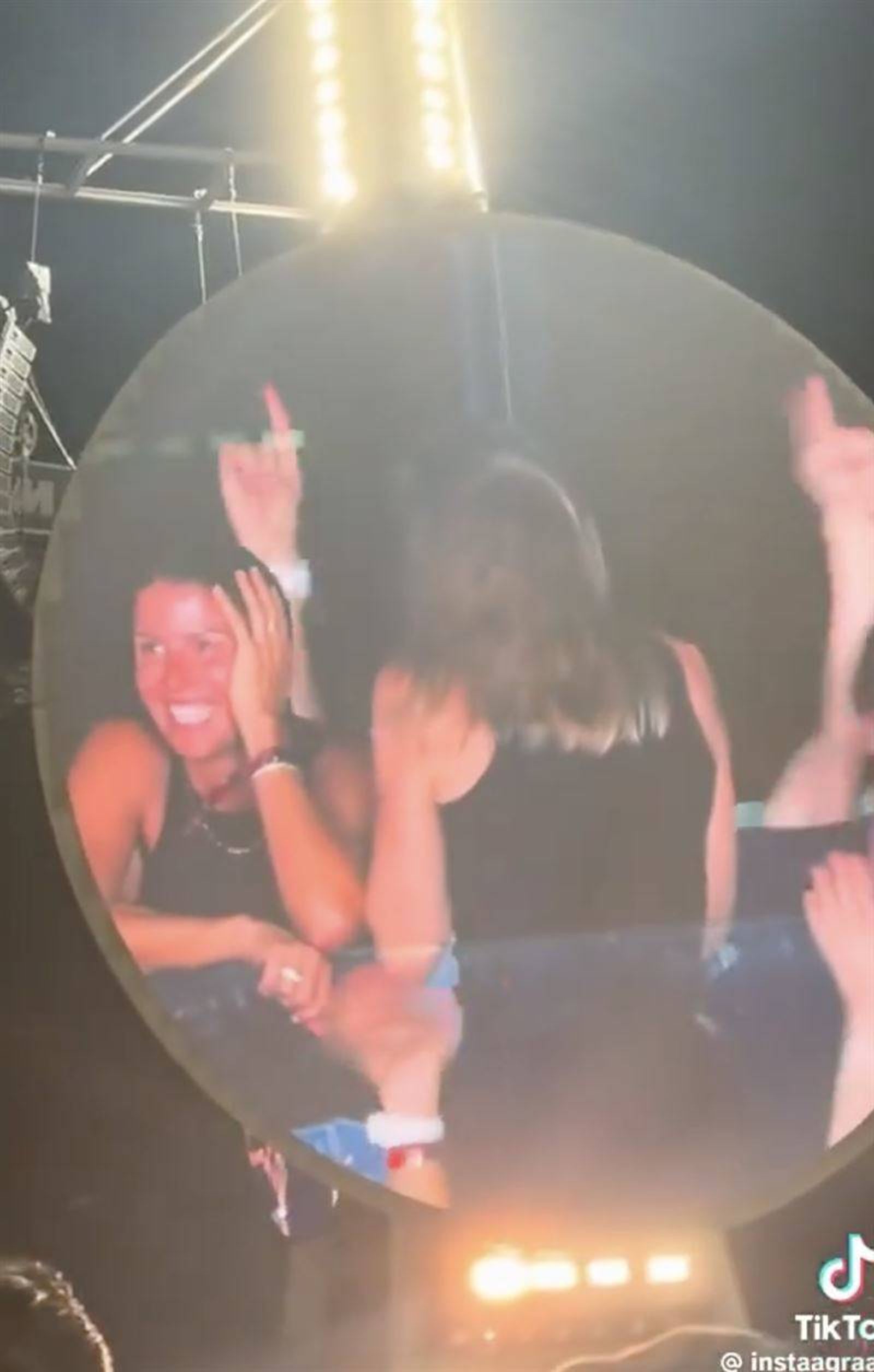 兩人被Kiss Cam拍到上了大銀幕，安迪拜倫蹲下躲畫面，克里斯汀卡博特則轉身躲鏡頭。翻攝X