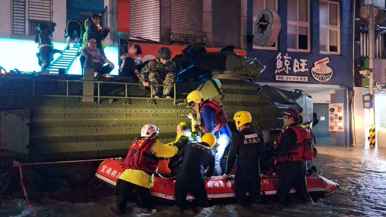 軍方出動橡皮艇、綠卡救人。圖／翻攝自FB／蘇澳鎮公所