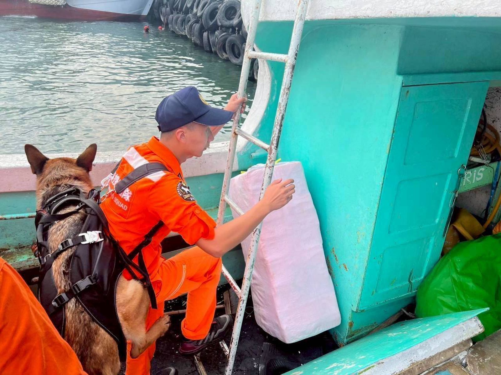緝毒犬立大功！漁船暗夜接駁億元私菸　船艙密室藏百萬包畫面曝