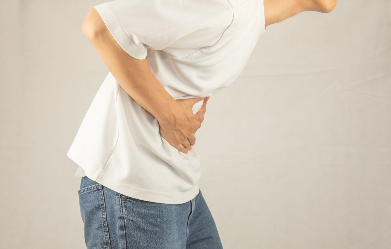 7旬老翁「腹痛忍3個月」才求診 醫一見大驚:腸子快要塞爆了