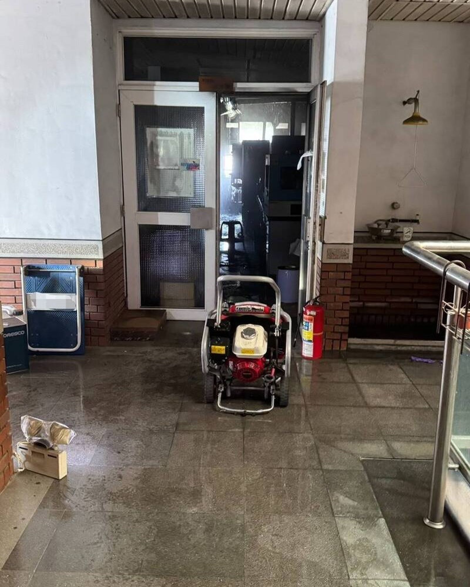 實驗室裡鈉遇水爆炸　成大1對男女學生手部灼傷送醫