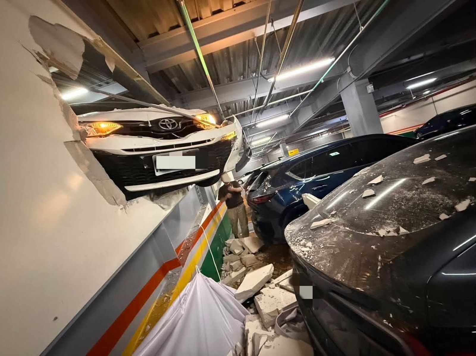 扯爆!中壢停車場iRent「衝破圍牆」懸空半掛 驚悚畫面曝...網全看傻:以為3D壁畫