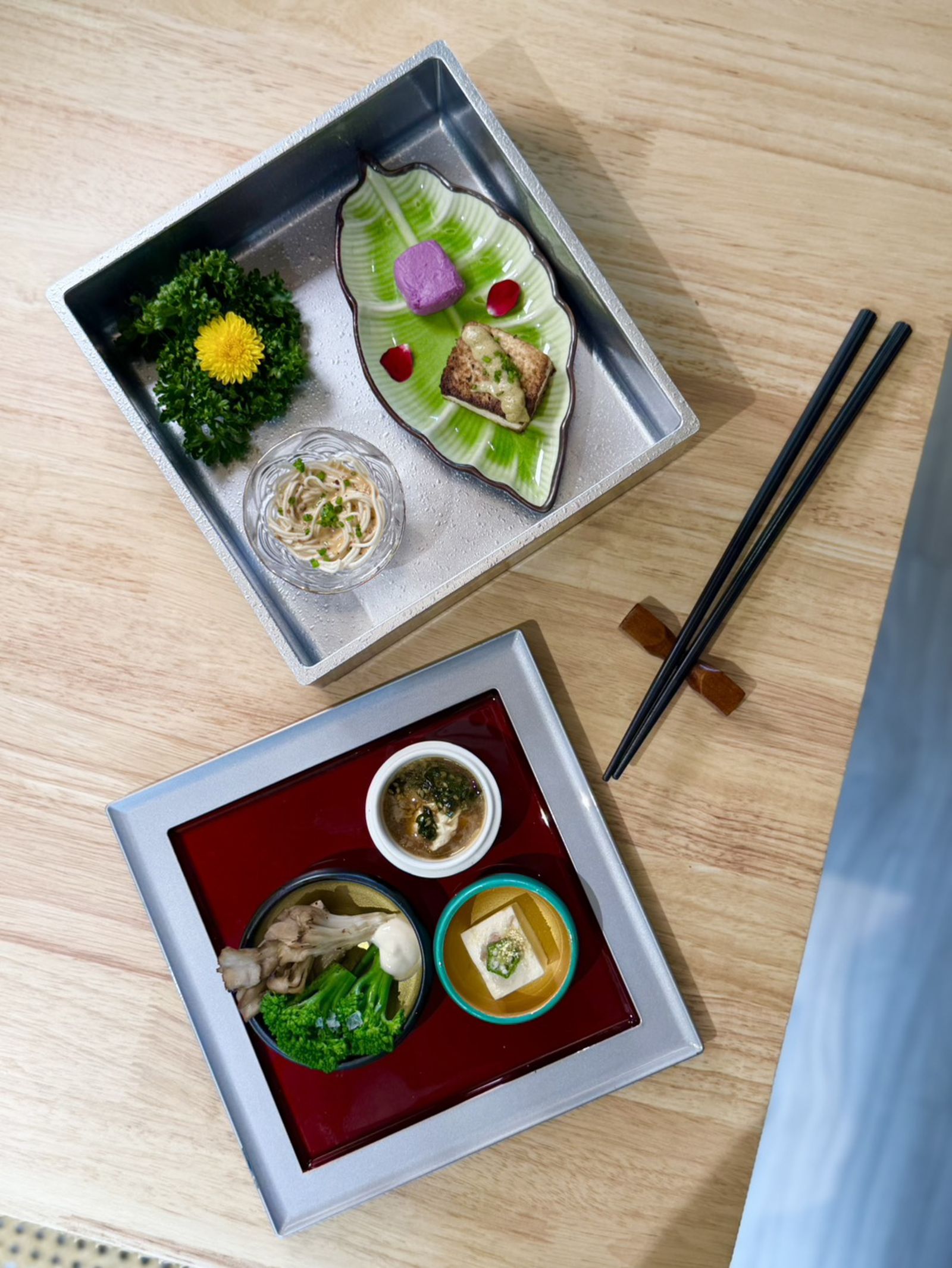 「八寸組合」把豆腐結合胡麻、韭菜醬與季節食材,入口依序展開鹹香、清爽的味覺節奏。(880元晚間套餐菜色)
