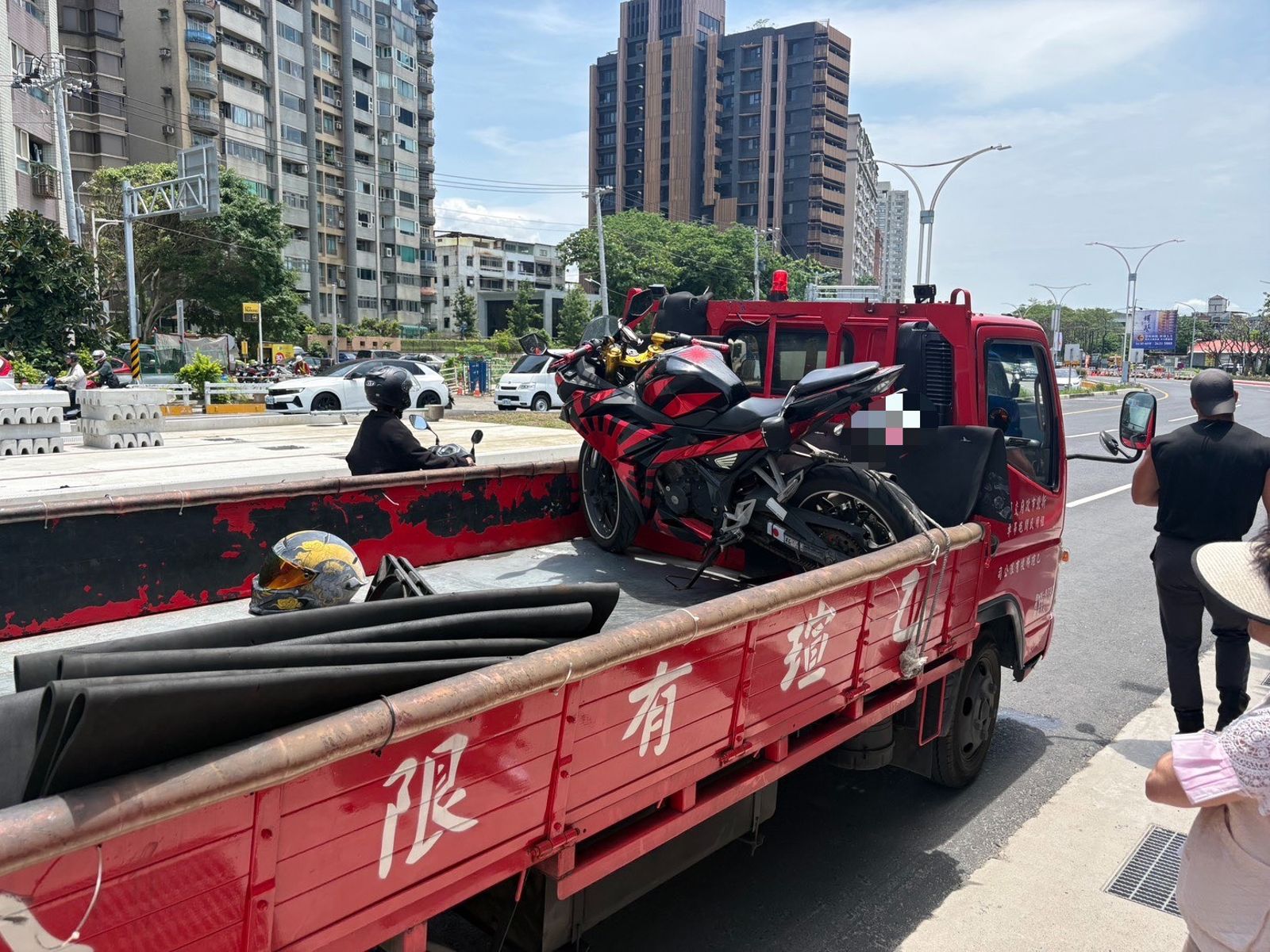 單男12日硬闖淡江大橋，機車遭警方查扣。翻攝畫面