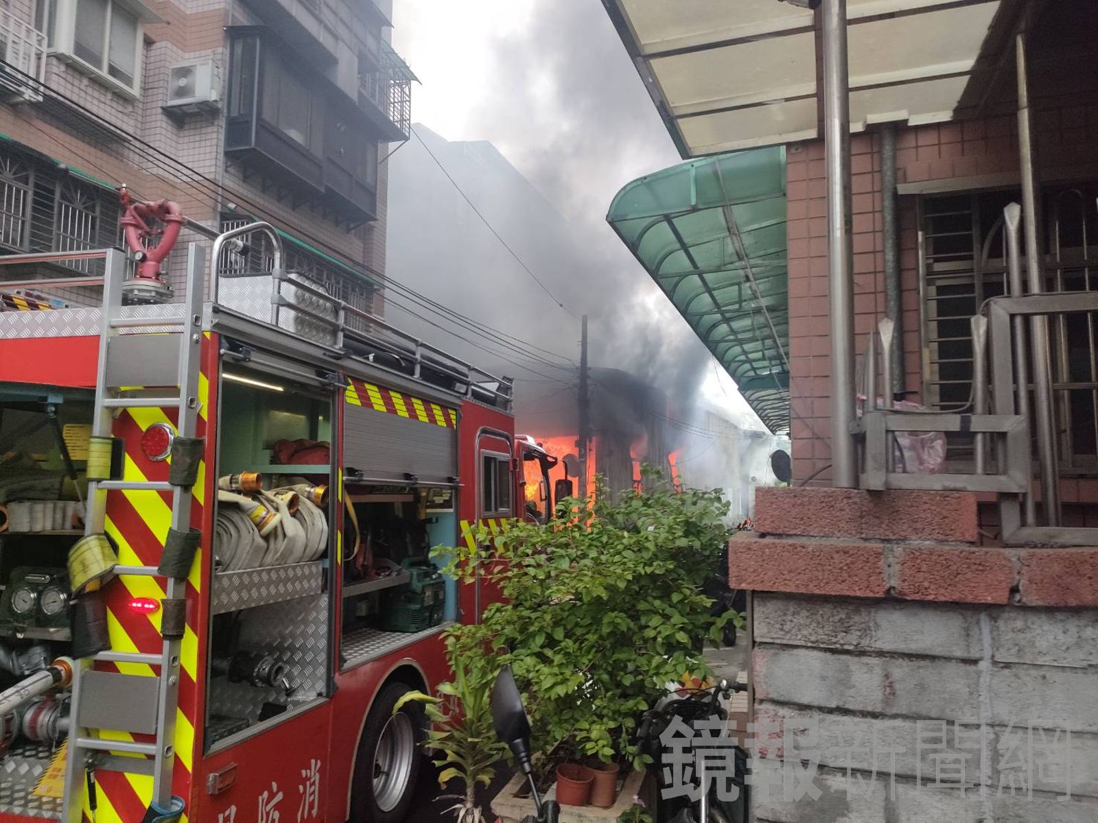 蘆洲工廠火警濃煙直竄天際。警方提供