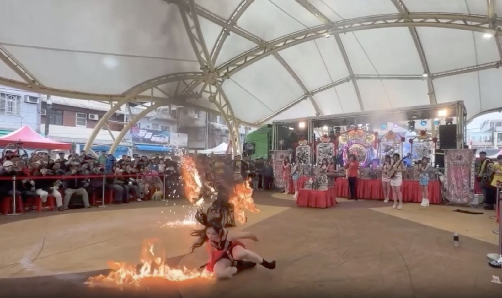 女舞者不慎跌坐在火焰上。翻攝爆料公