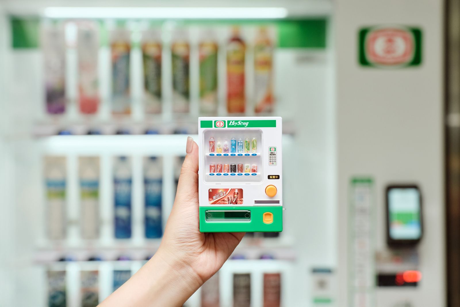 黑松飲料販賣機被縮小燈照到！100週年限量收藏小物太療癒