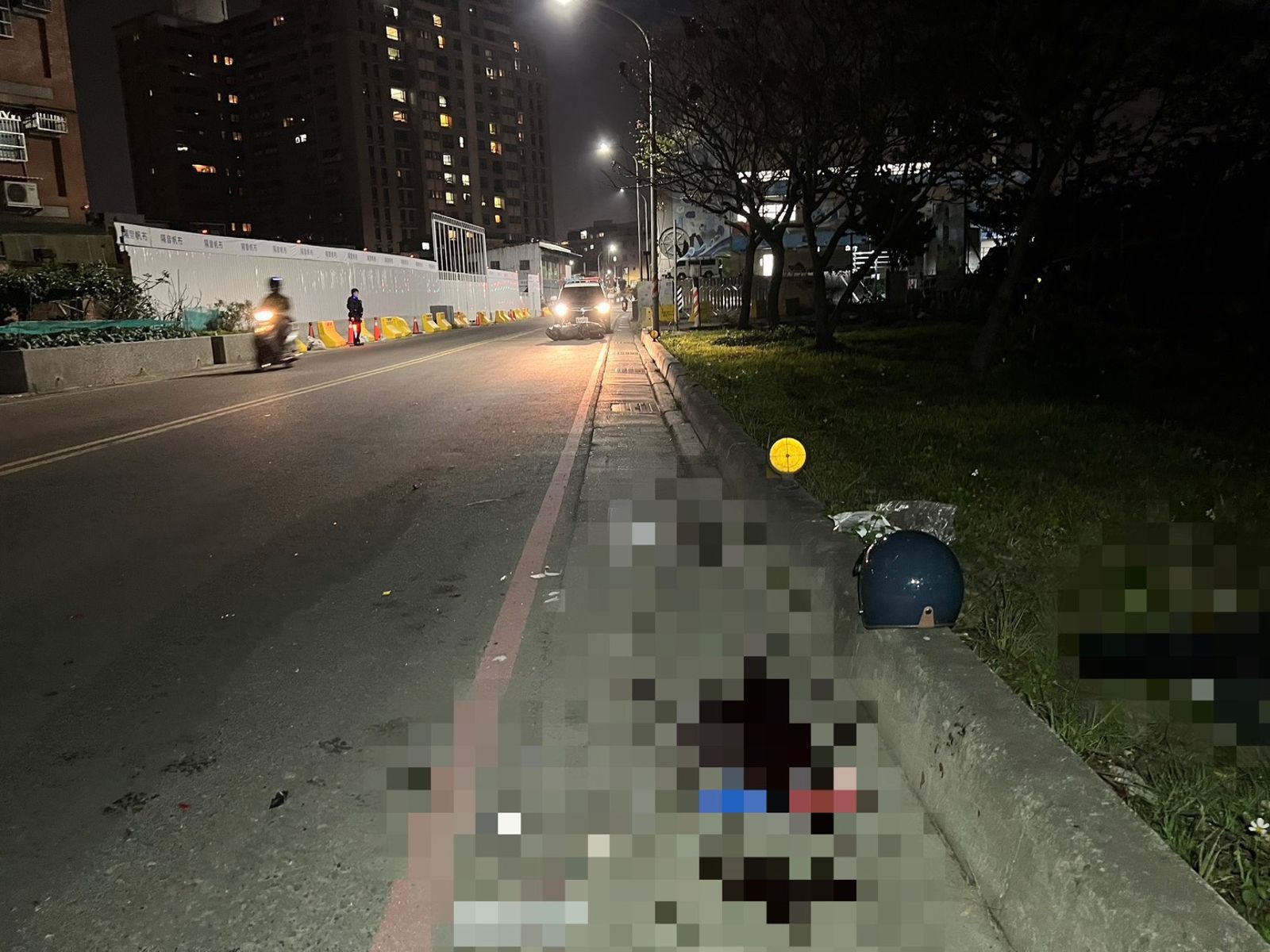 恐怖自摔!新莊女騎士擦撞人行道緣石滑行20公尺 警消到場已斷氣
