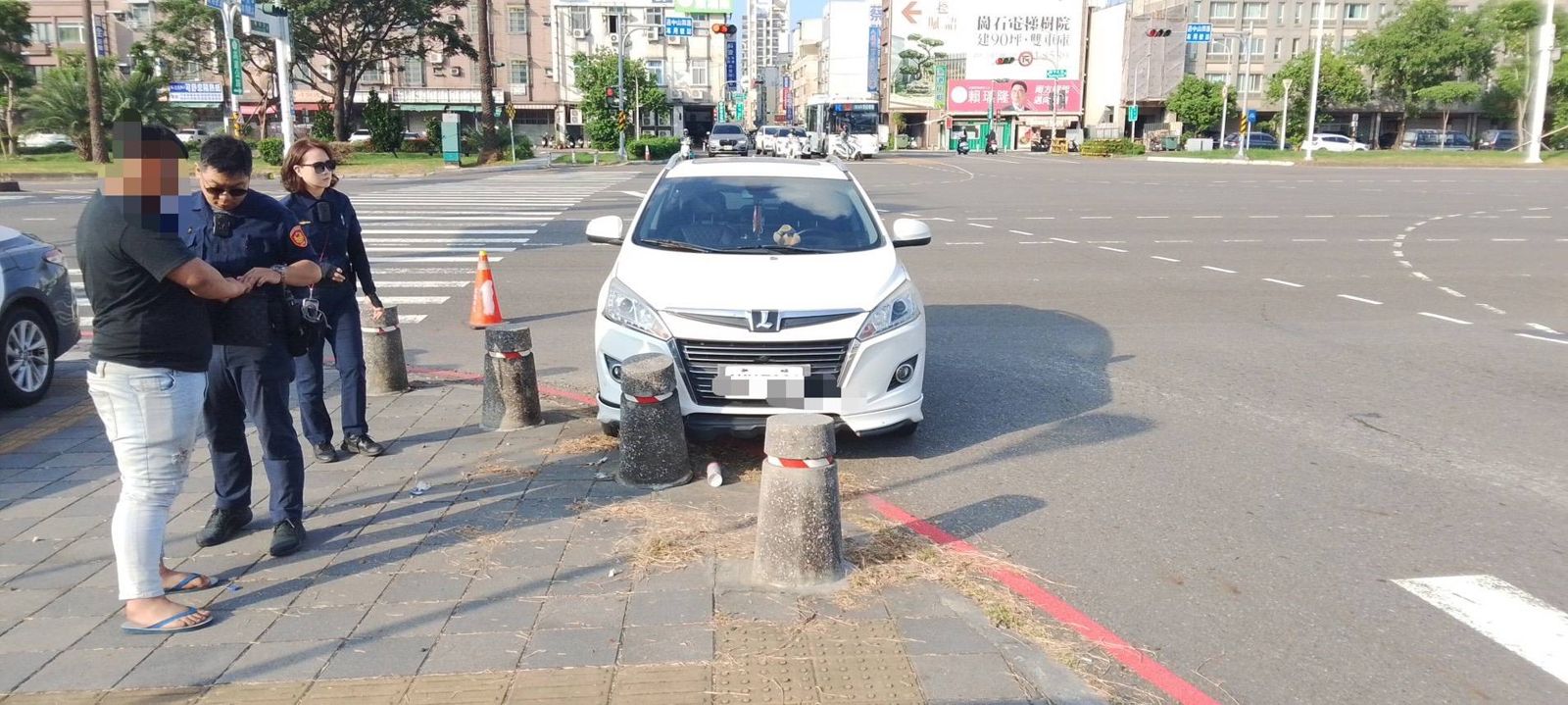 警上前攔查!22歲男闖紅燈下秒「突失控撞石墩」 員警靠近看傻:竟在呼呼大睡