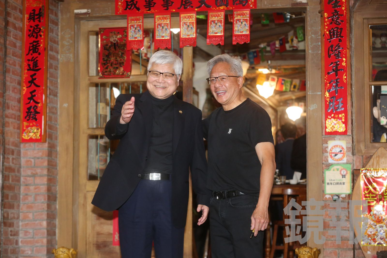 兆元宴上台積電董事長魏哲家與輝達執行長黃仁勳還一同發飲料與餐點給現場民眾。攝影董孟航